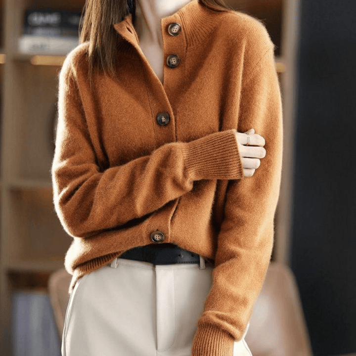 Norea™ – Stickad gilet med retroknappar